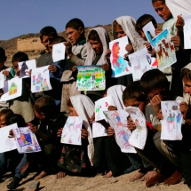 gli alunni con i loro disegni