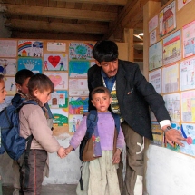 i bambini wakhi ammirano i disegni degli alunni italiani - 2