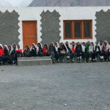 nel cortile della nuova scuola