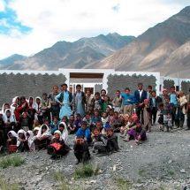 una scolaresca davanti alla nuova scuola